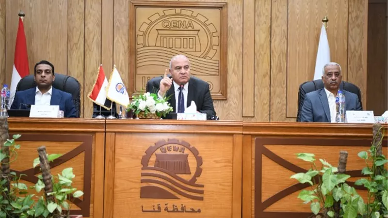محافظ قنا يشدد علي إزالة التعديات على الأراضي الزراعية