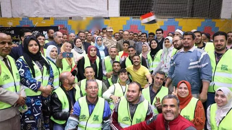 محافظ الشرقية يشهد تعبئة 5 آلاف كرتونة مواد غذائية بالصالة