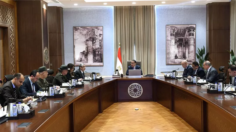 مدبولى يتابع موقف توصيل المرافق لمشروع تطوير عواصم المحافظات