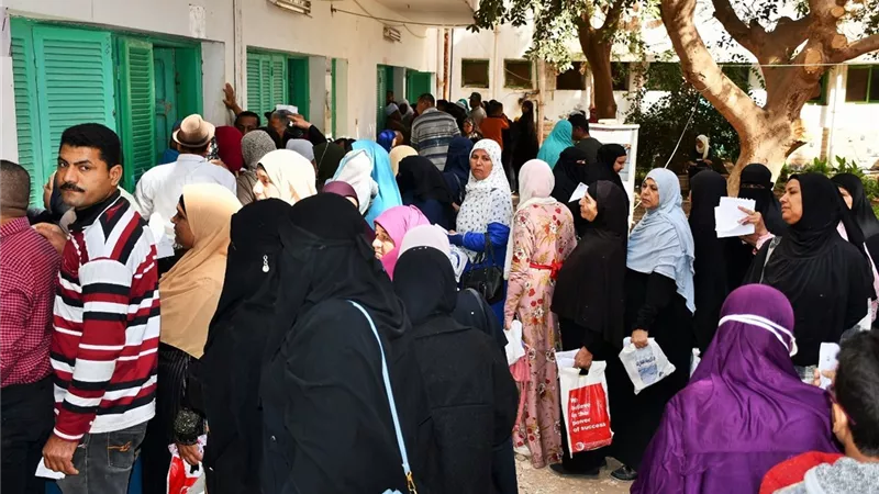 قافله جسور الخير ١٨ لجامعة المنصورة توقع الكشف الطبى على ١٠٤٠