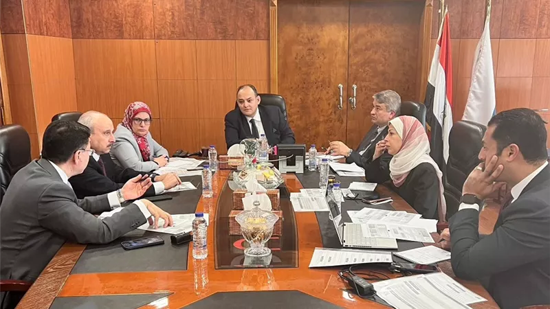 وزير الصناعة يترأس لجنة تخصيص الأراضي الصناعية المرفقة للمستثمرين