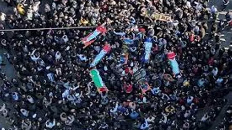 الفلسطينيون يُشيعون جثامين شهداء مجزرة الاحتلال الإسرائيلي في 