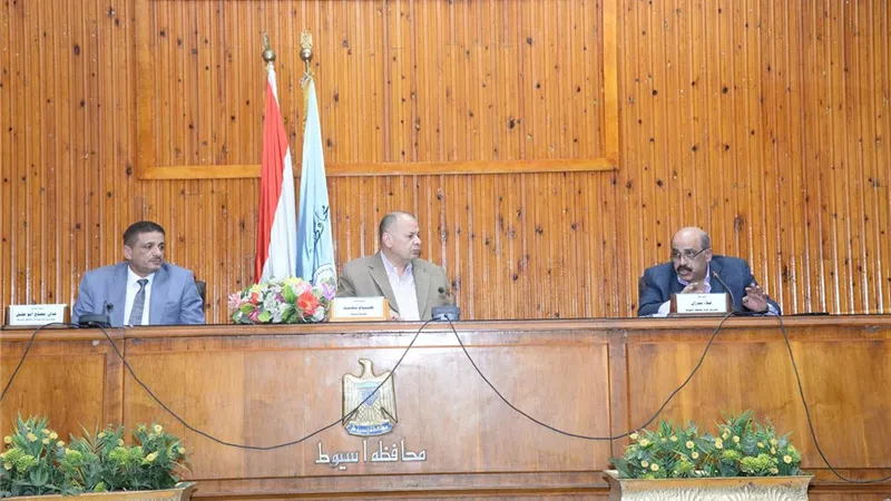 محافظ أسيوط يعقد اجتماعًا مع رؤساء الوحدات المحلية والقروية