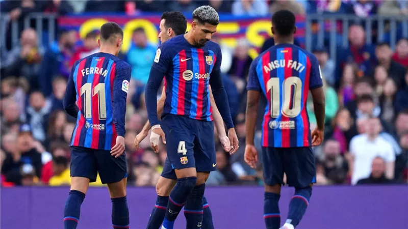 عقوبة الاتحاد الإسباني تحسم موقف مدافع برشلونة من الكلاسيكو