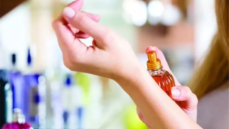 طرق سهلة تجعل رائحة العطر تدوم لفترات طويلة