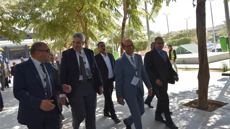 رئيس جامعة أسيوط يصطحب ضيوف الجامعة فى جولة تفقدية بالحرم الجامعى