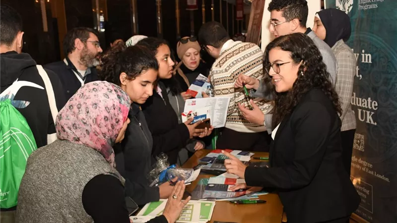 إقبال كثيف على جناح جامعة عين شمس بمعرض 