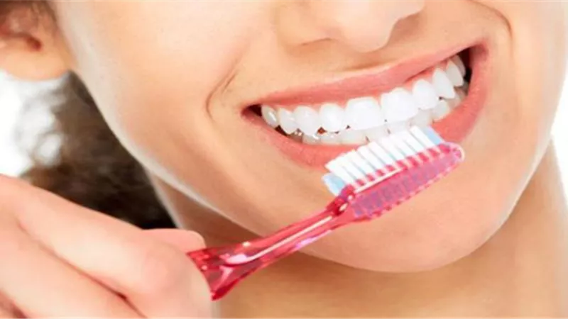 انتبهوا سريعاً.. طريقتنا بتنظيف الأسنان خاطئة تماماً