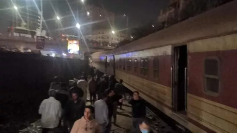 النيابة العامة تأمر بحبس سائق قطار قليوب وحجز موظفي المحطة