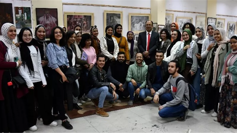 رئيس جامعة حلوان يتفقد معرض نتاج أعمال الطلاب.. بالصور