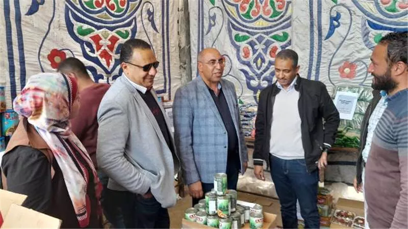 رئيس جهاز سوهاج الجديدة يفتتح معرض أهلاً بأسعار مخفضة.. بالصور