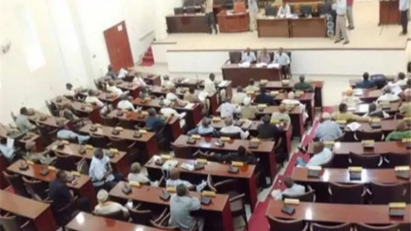 برلمان الصومال يقر قانون مكافحة الإرهاب وسط الحرب على حركة الشباب