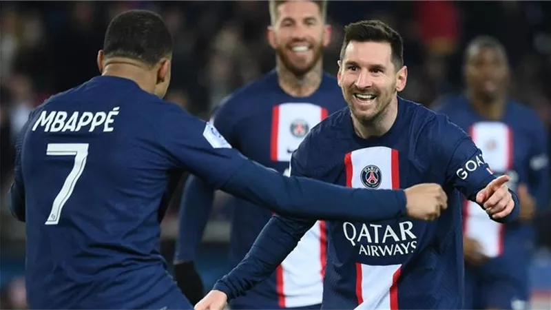 بالفيديو .. دى ليخت ينقذ كرة من على خط مرمى بايرن ميونخ