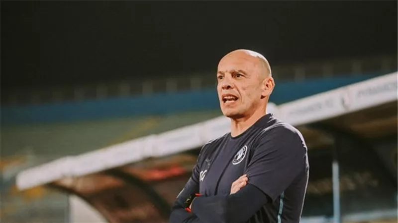 هل تفاوض الزمالك مع تاكيس جونياس لخلافة فيريرا؟.. عبد المنصف يجيب