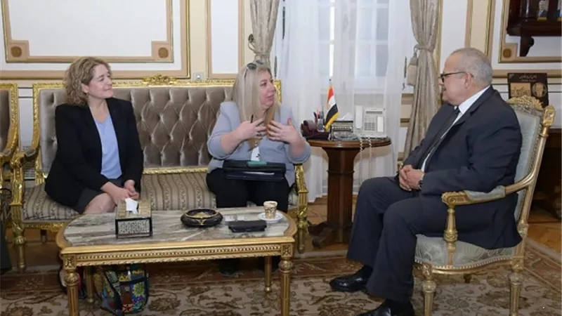 الخشت يستقبل وفد السفارة الامريكية لبحث التعاون الاكاديمى