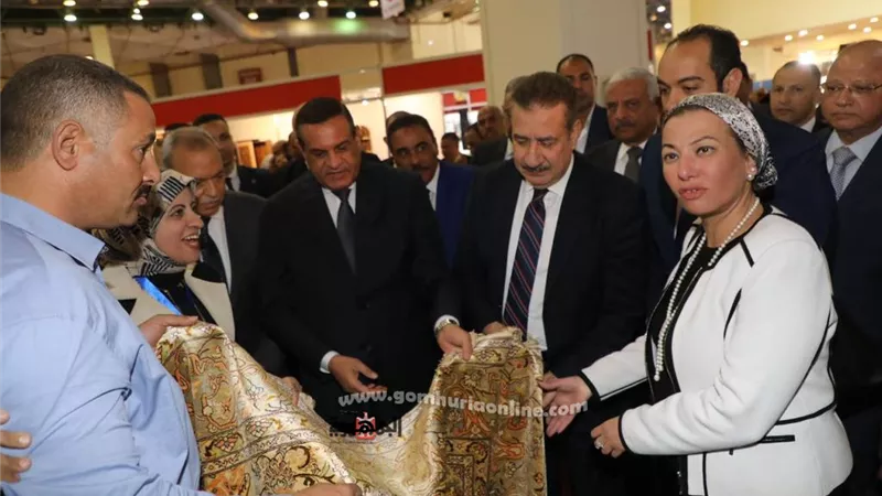 وزير التنمية المحلية يشيد بمنتجات معرض 
