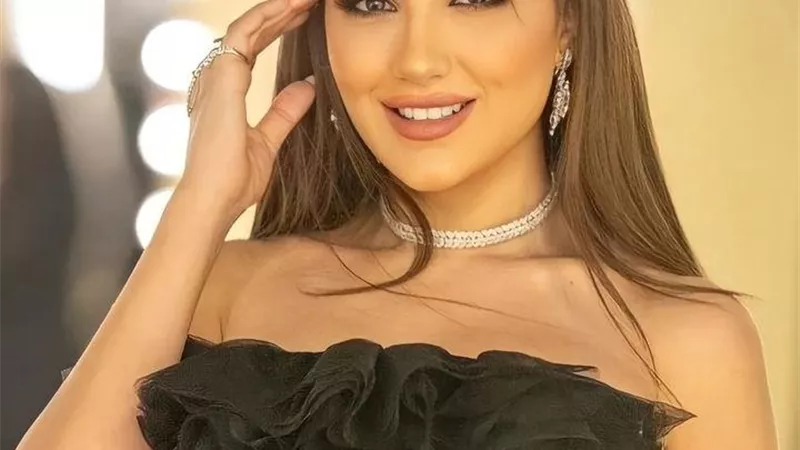 بمكياج ناعم .. مى عمر تجذب الأنظار من حفل تكريم هانى شنودة
