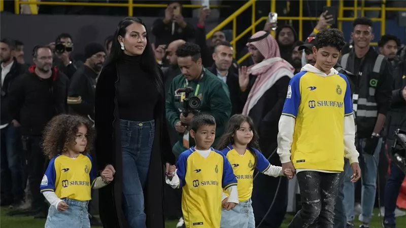 ابنتا رونالدو تتحدثان اللغة العربية.. فيديو