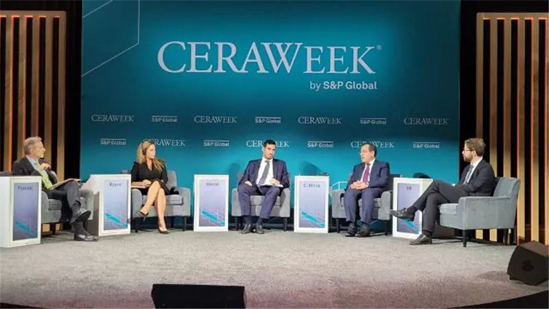 الملا يؤكد أهمية تضافر الجهود لمواجهة تحديات توفير موارد الطاقة