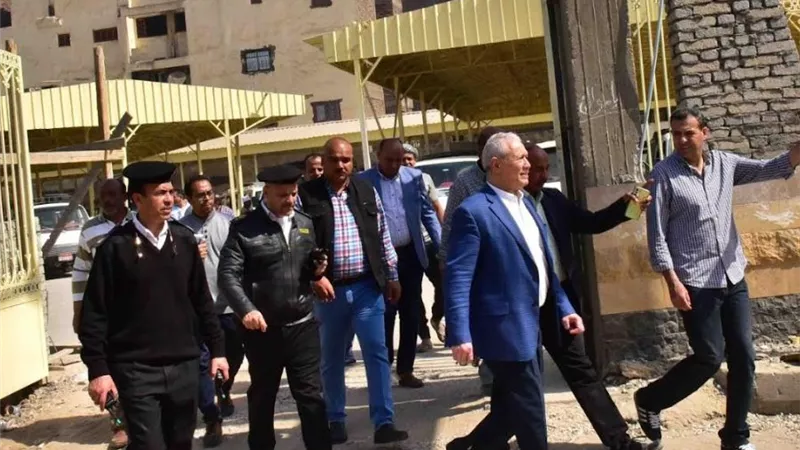 محافظ الأقصر يتابع أعمال تطوير مواقف السيارات وأسواق الخضر