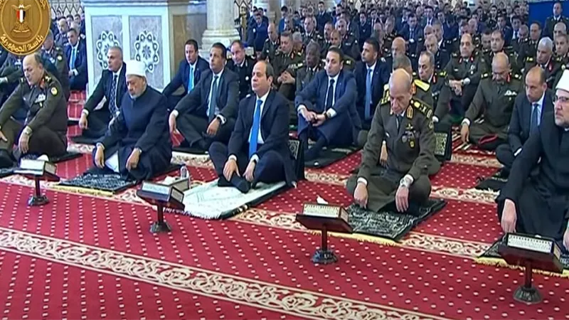 الرئيس السيسي يصل مسجد المشير طنطاوي لأداء صلاة الجمعة .. فيديو