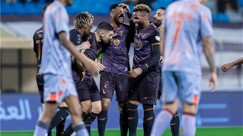 الشباب يتخطي الفيحاء بثلاثية مثيرة في الدوري السعودي - فيديو