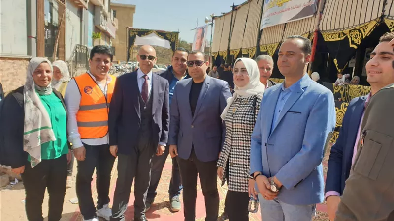 مدير صحة الشرقية يتفقد قافلة مستقبل وطن الطبية بالزقازيق
