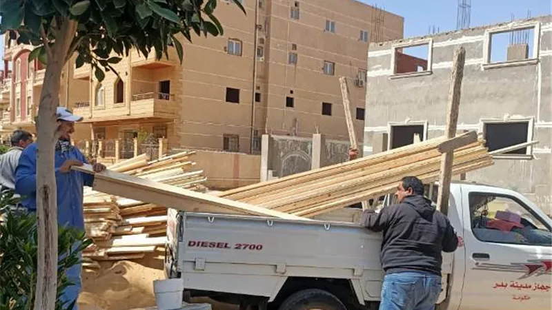 أسباب تحفظ جهاز بدر على معدات المقاولين ومواد البناء بالمدينة صور