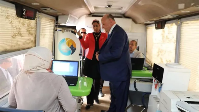 محافظ القاهرة يتفقد فعاليات الاسبوع المائى