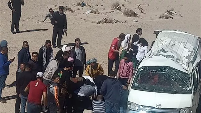 إصابة 13 فى انقلاب سيارة ميكروباص بطريق الغردقة - سفاجا