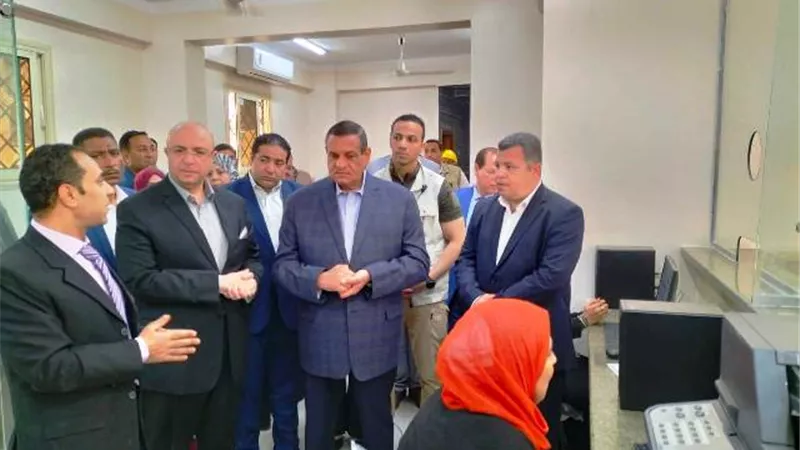 وزير التنمية المحلية يتابع سير العمل بالمركز التكنولوجي