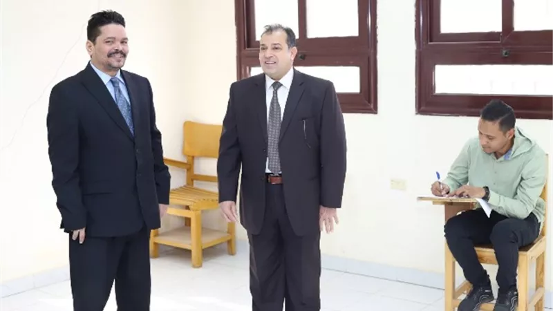 عكاوى يتفقد امتحانات الدراسات العليا بكلية الطب البيطرى