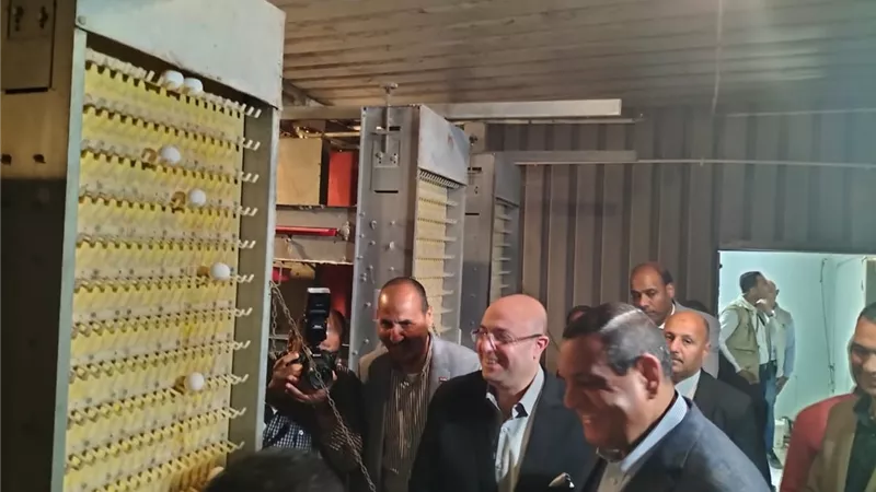 أمنه وغنيم يتفقدان مشروعات الدواجن المركزية ببنى سويف.
