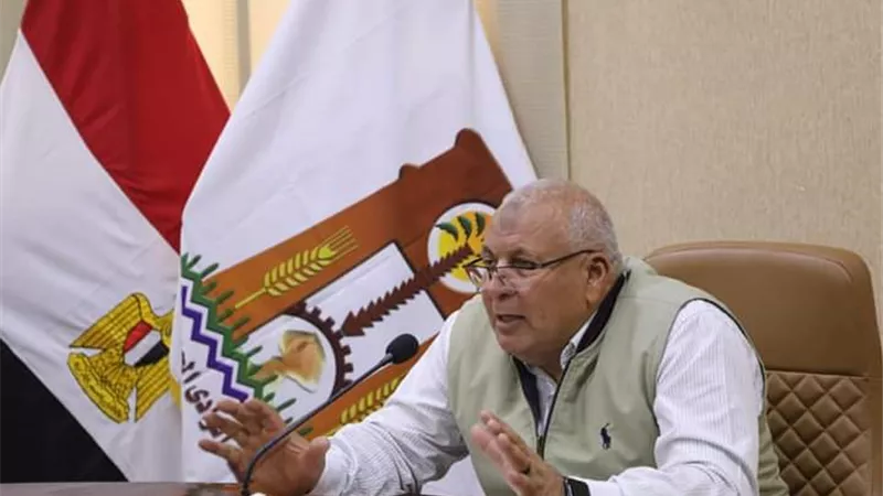 محافظ الوادي الجديد يتابع موقف أراضي صندوق الاستصلاح بالمراكز
