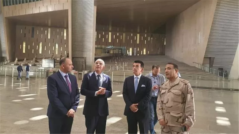 المدير العام للإيسيسكو يزور مشروع المتحف المصري الكبير