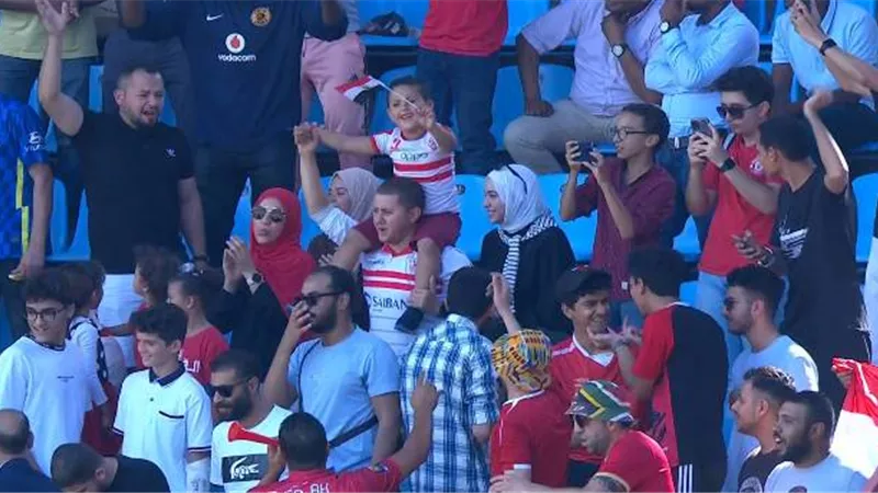 صور.. اسرة زملكاوية تدعم الاهلى امام صن داونز