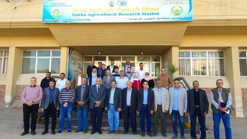 وفد بهيئة الطاقة الذرية يطلع على الأصناف والسلالات المبشرة للقمح