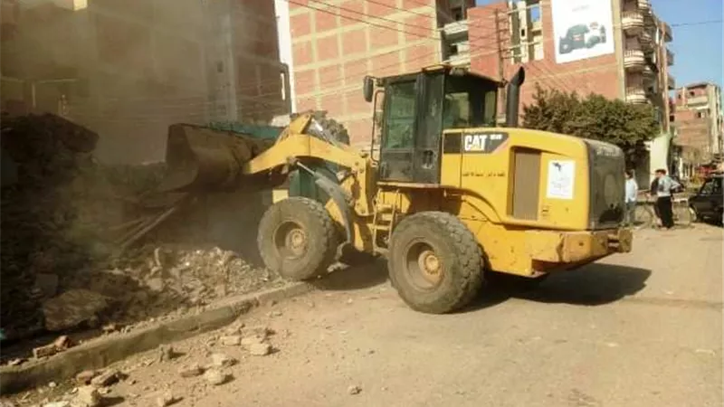 محافظ الشرقية: إزالة منزل آيل للسقوط حرصاً على أرواح المواطنين
