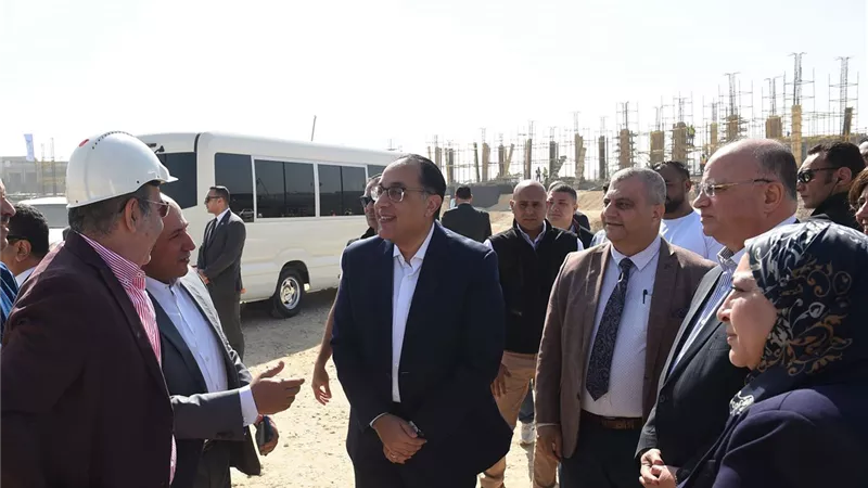 مدبولى يتفقد مشروع تطوير حدائق الفسطاط ويوجه بتسريع أعمال الزراعات