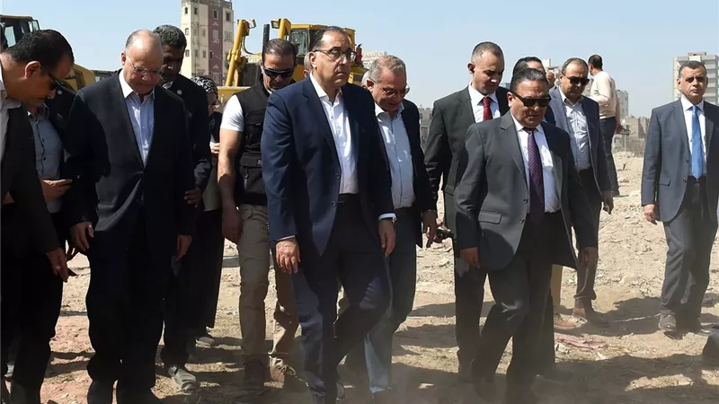 رئيس الوزراء يتفقد أعمال المرحلة الثانية من مشروع تطوير سور مجرى العيون
