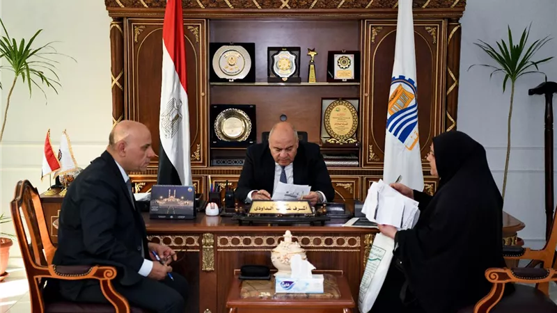 محافظ قنا ونائبه والسكرتير العام يستقبلون ٨٥ مواطنا لبحث شكاواهم