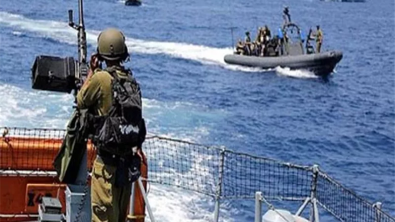بحرية الاحتلال الإسرائيلي تهاجم صيادين فلسطينيين في بحر خان يونس