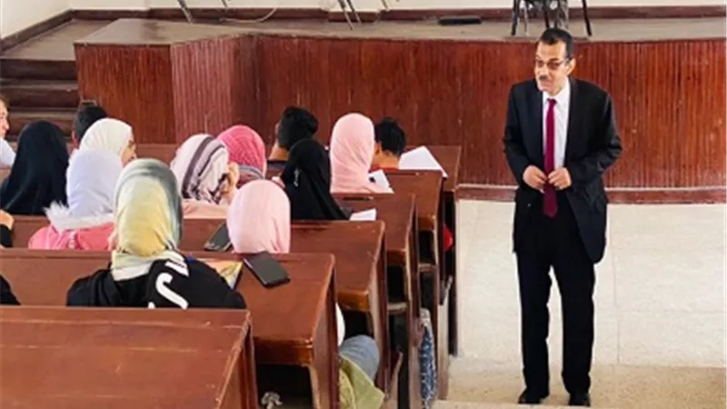 وكيل آداب العريش يعقد سلسلة من اللقاءات التوعوية والتثقفية