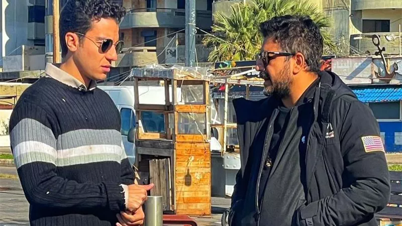 نور النبوي في صورة تجمعه مع المخرج ياسر سامي من كواليس 