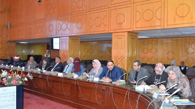محافظ الإسماعيلية يستعرض جهود المجلس القومي للسكان