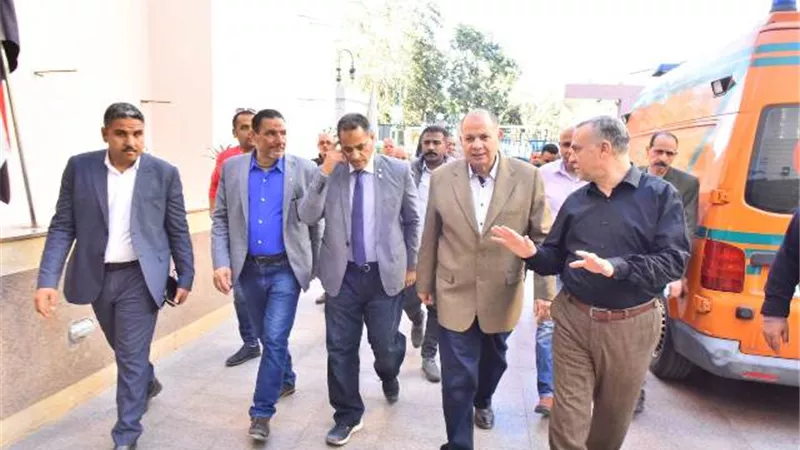 محافظ أسيوط يزور بعض الطالبات بمستشفى المبرة