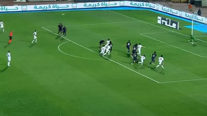 شاهد.. لاعبو الزمالك يطالبون باحتساب ركلة جزاء ضد إنبى