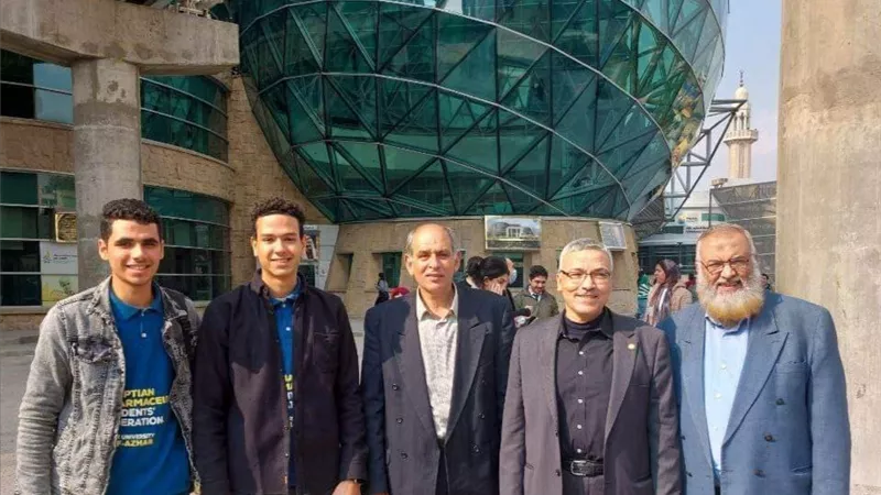 طلاب كلية الصيدلة جامعة الأزهر يزورون مستشفى 57357