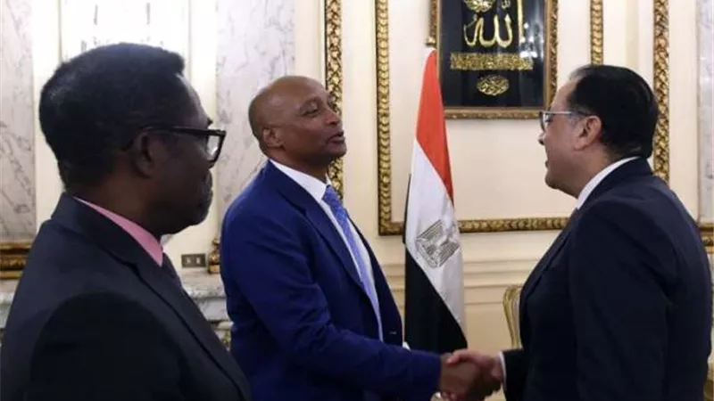 مدبولى يستقبل رئيس الاتحاد الافريقى لكرة القدم 