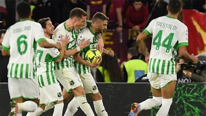 روما يسقط برباعية أمام ساسولو بالدوري الإيطالي